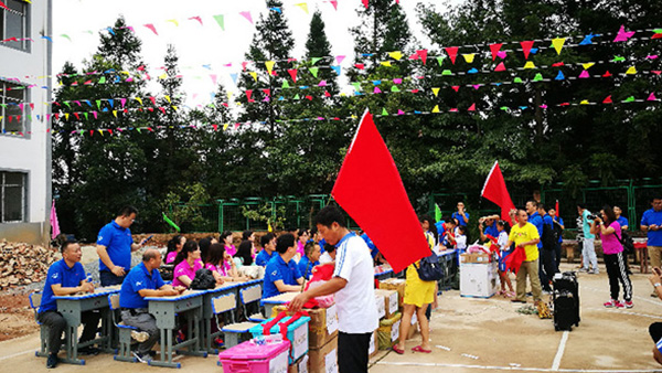 共同前行， 温暖你我——徐州开云官方统一医药连锁销售有限公司贵州修文小学助学行